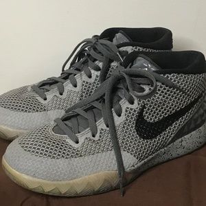 Nike Kyrie Basketball Shoes Women's 9 Kids 7